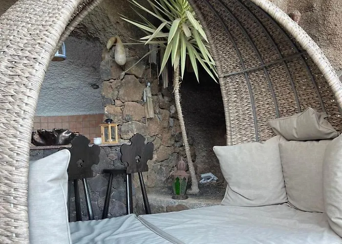 Schlafen In Einer Vulkanischen Hoehle By Interhome Тиас