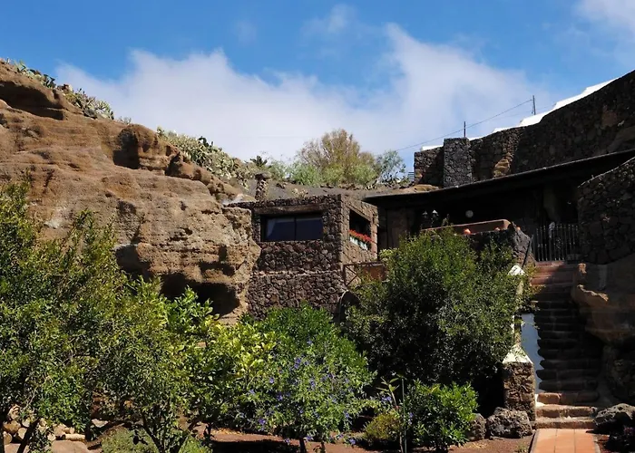 Schlafen In Einer Vulkanischen Hoehle By Interhome Тиас