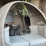 Schlafen In Einer Vulkanischen Hoehle By Interhome ティアス