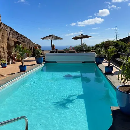 Schlafen In Einer Vulkanischen Hoehle By Interhome ティアス