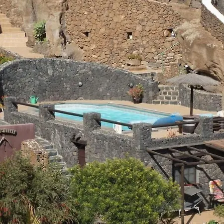 Schlafen In Einer Vulkanischen Hoehle By Interhome 別荘 ティアス