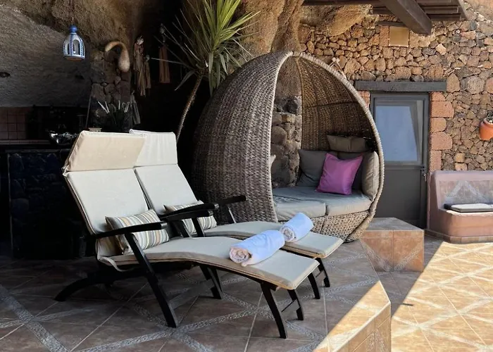 別荘 Schlafen In Einer Vulkanischen Hoehle By Interhome *