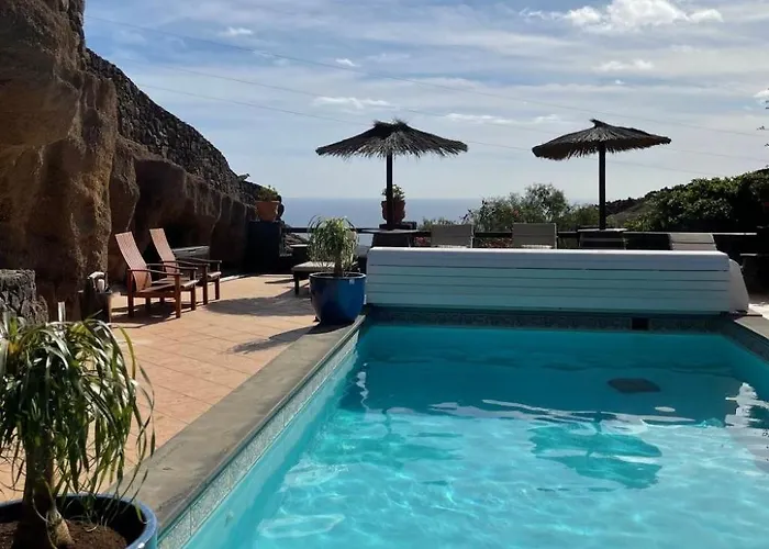 Schlafen In Einer Vulkanischen Hoehle By Interhome ティアス