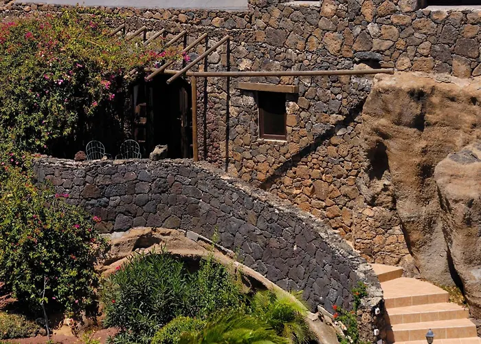 Schlafen In Einer Vulkanischen Hoehle By Interhome * ティアス