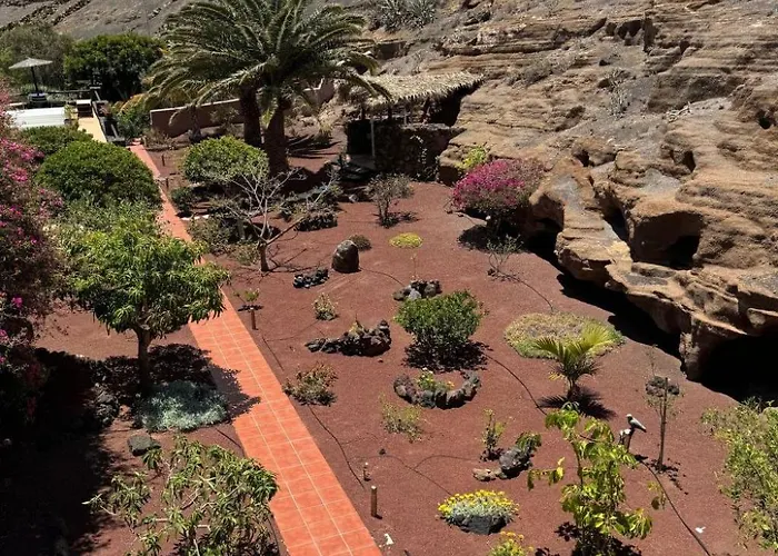 Schlafen In Einer Vulkanischen Hoehle By Interhome 別荘 ティアス